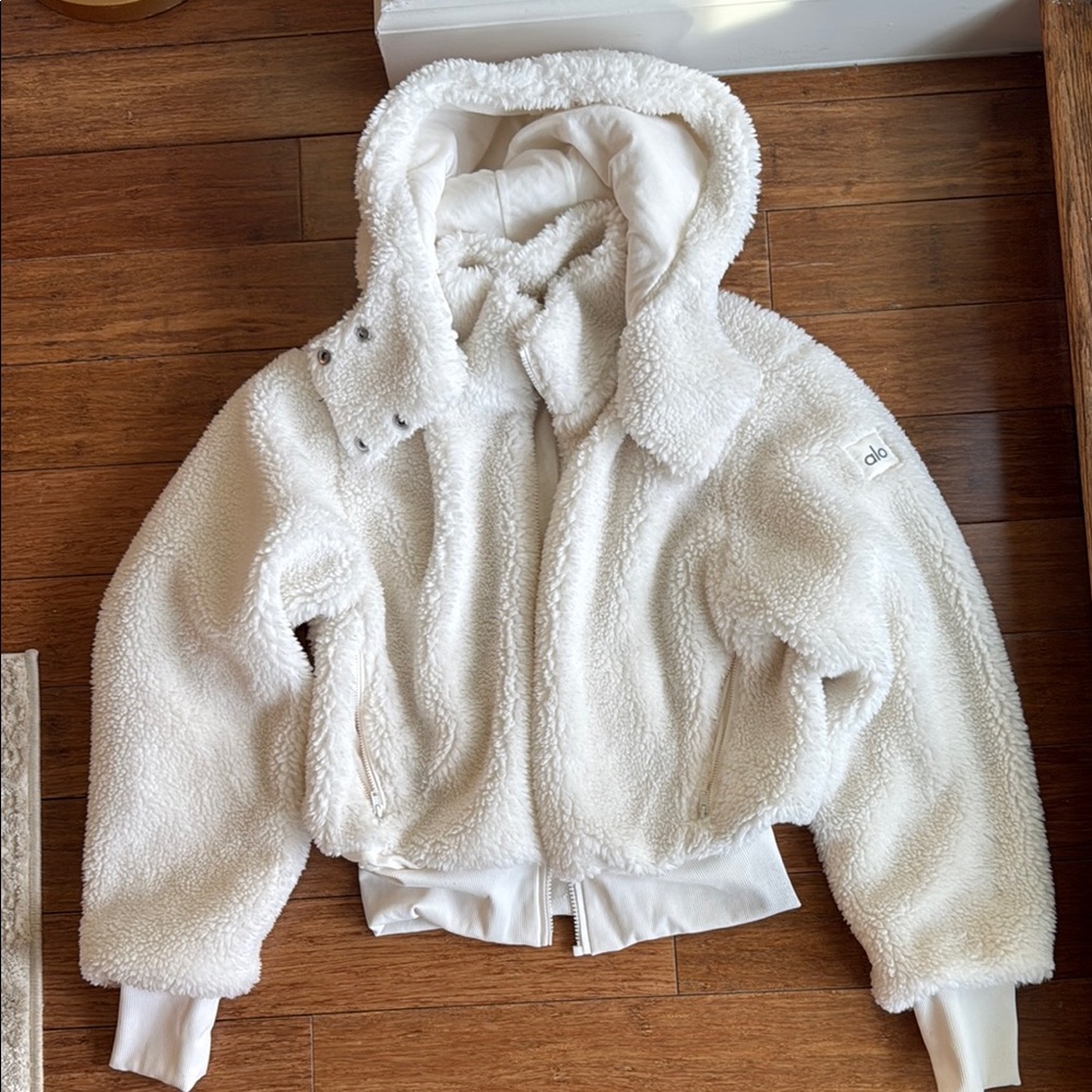 Alo Foxy Sherpa Jacket in Ivory